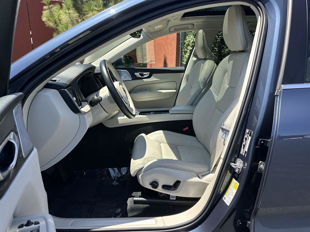 Thumbnail: 2022 Volvo XC60 - 10