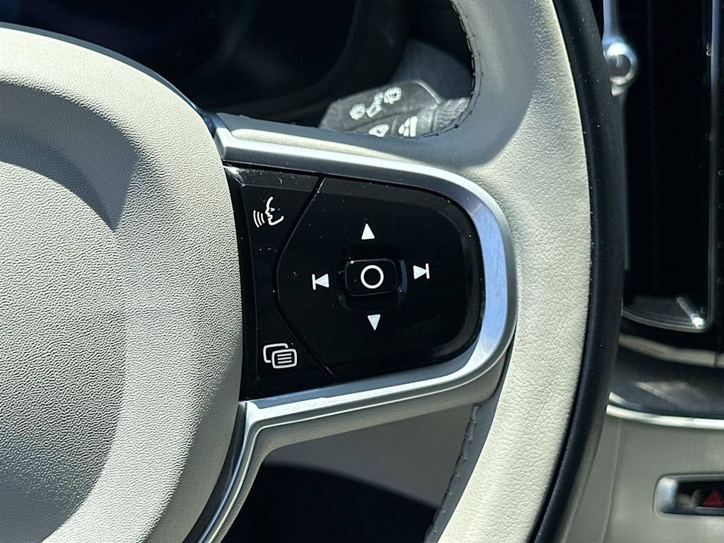 Thumbnail: 2022 Volvo XC60 - 25