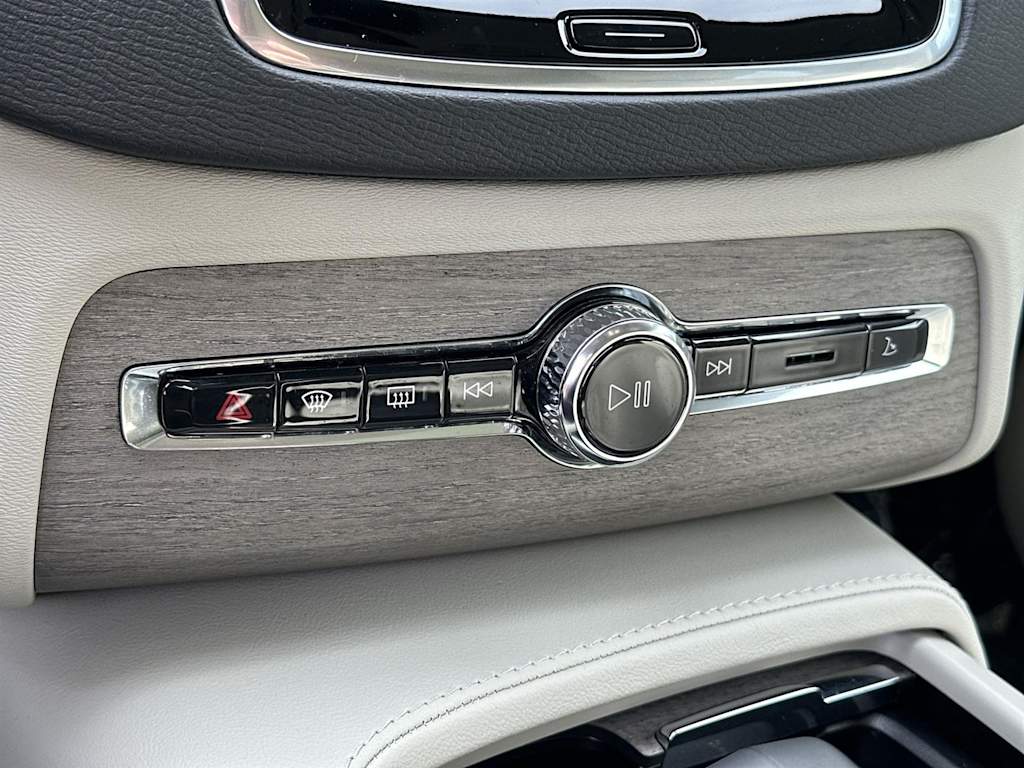 Thumbnail: 2023 Volvo XC90 - 28