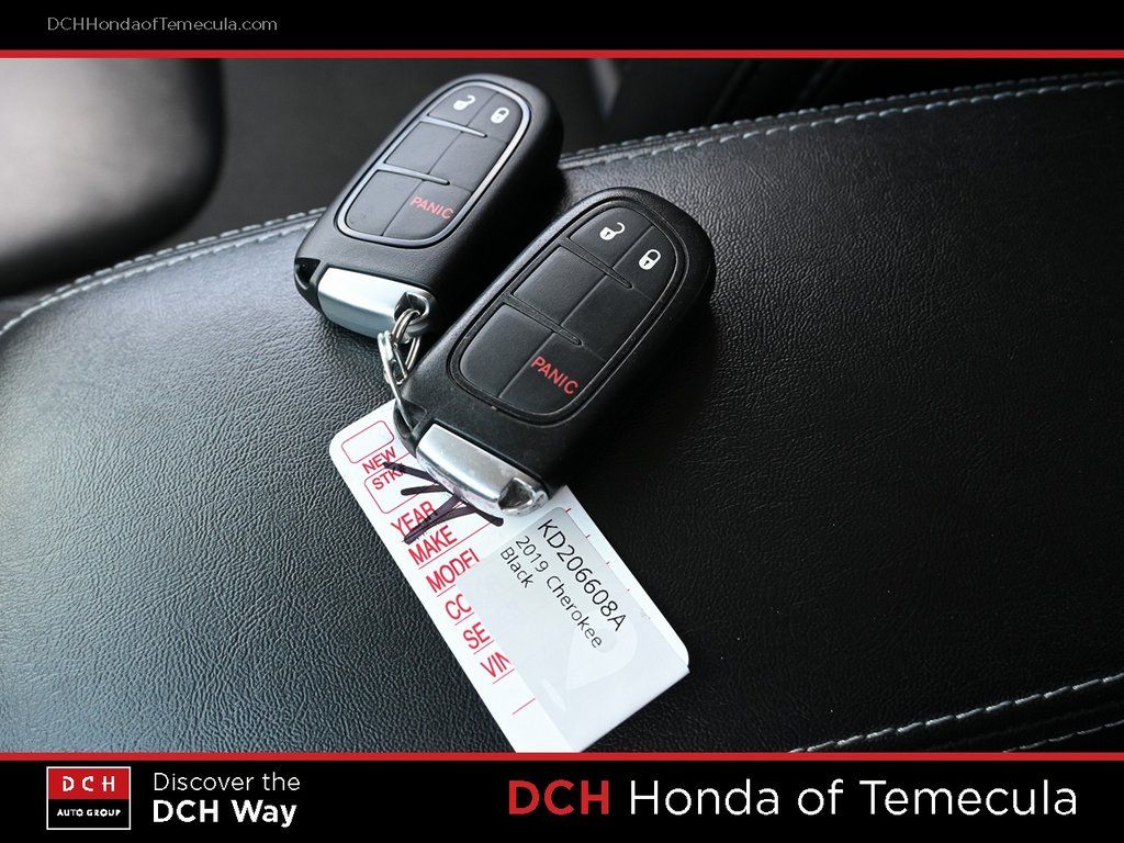 Thumbnail: 2019 Jeep Cherokee - 16