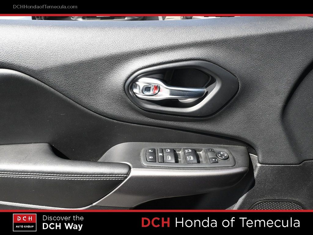 Thumbnail: 2019 Jeep Cherokee - 22