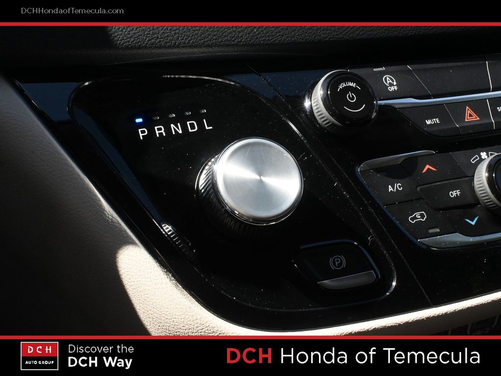 Thumbnail: 2023 Chrysler Voyager - 13
