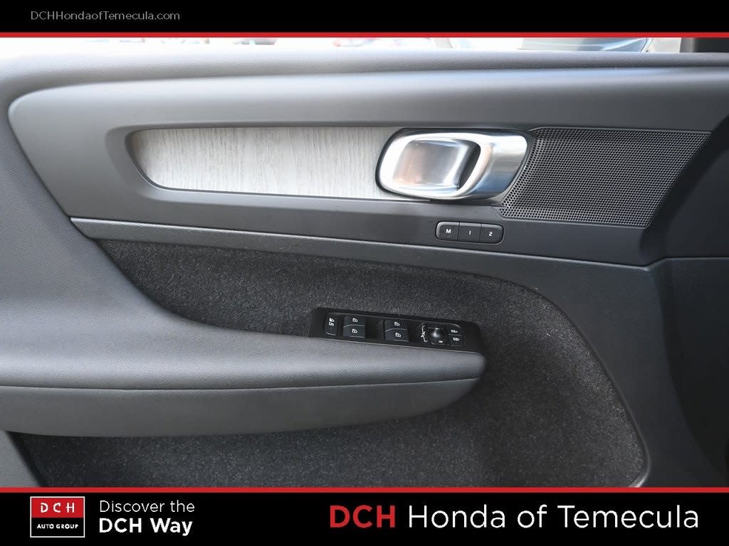 Thumbnail: 2021 Volvo XC40 - 22