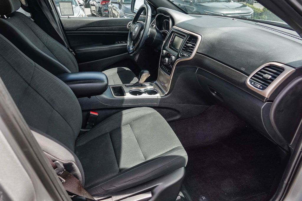 Thumbnail: 2017 Jeep Grand Cherokee - 9