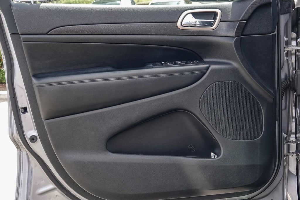 Thumbnail: 2017 Jeep Grand Cherokee - 23