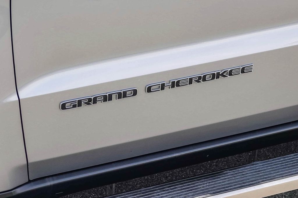 Thumbnail: 2017 Jeep Grand Cherokee - 21