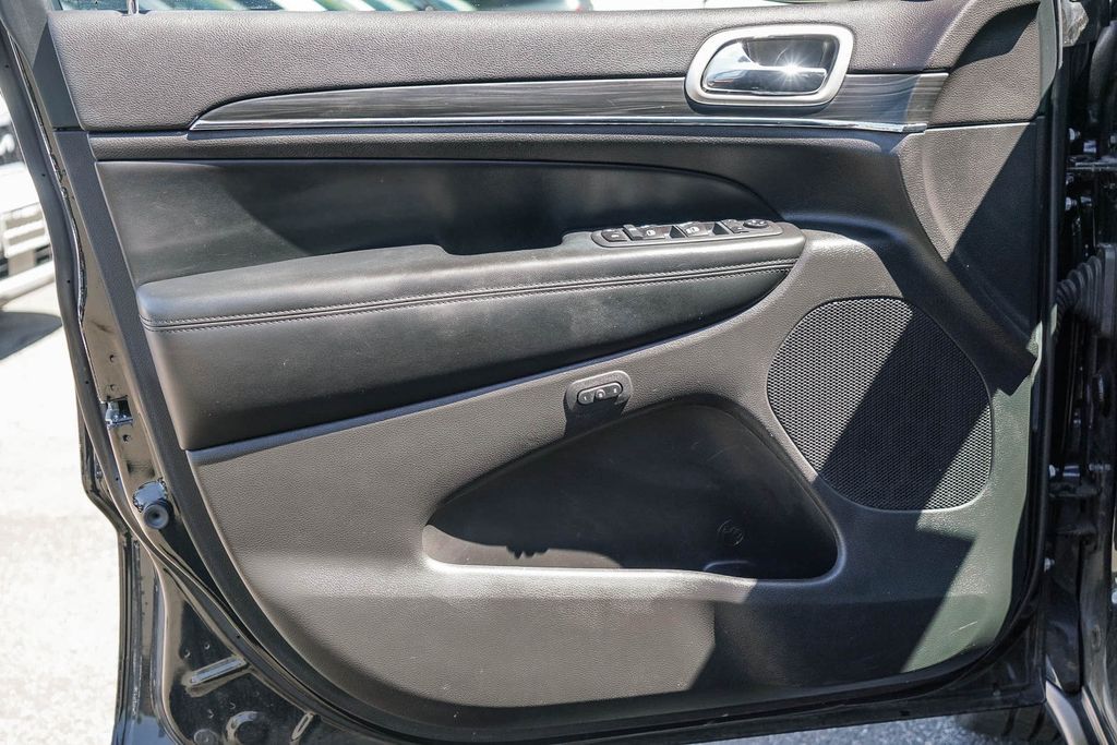 Thumbnail: 2020 Jeep Grand Cherokee - 20