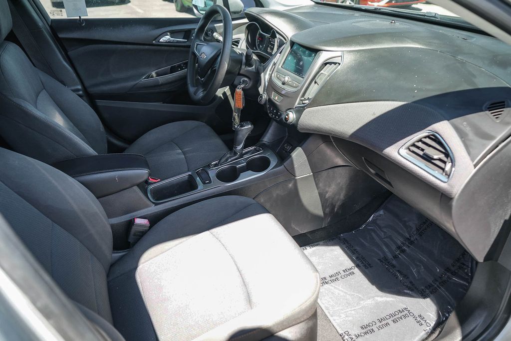 Thumbnail: 2019 Chevrolet Cruze - 11