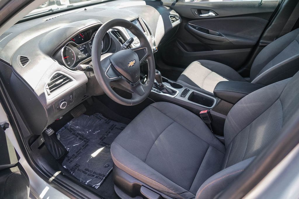 Thumbnail: 2019 Chevrolet Cruze - 9