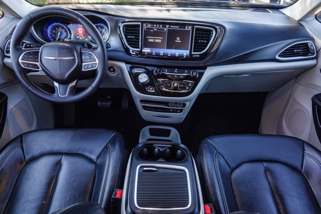 2022 Chrysler Pacifica Touring L 2