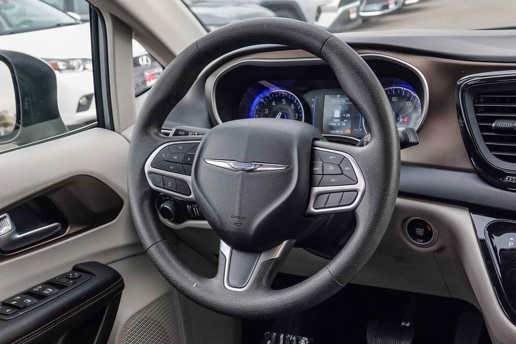 2017 Chrysler Pacifica LX 8