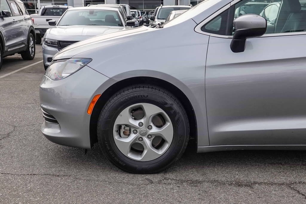 2017 Chrysler Pacifica LX 6