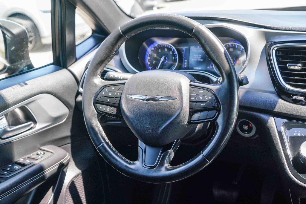 Thumbnail: 2019 Chrysler Pacifica - 8
