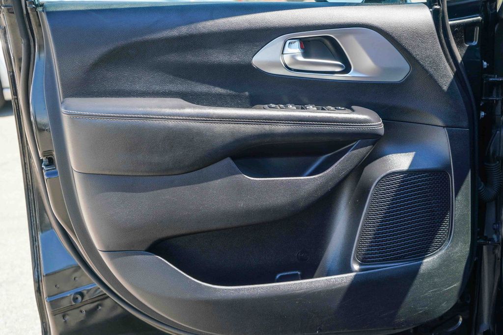 Thumbnail: 2019 Chrysler Pacifica - 23