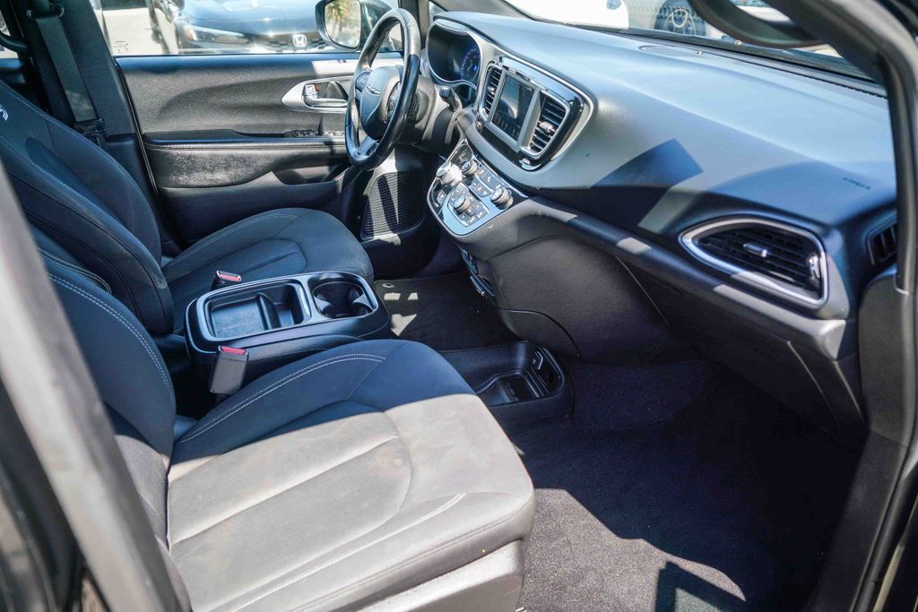 Thumbnail: 2019 Chrysler Pacifica - 9