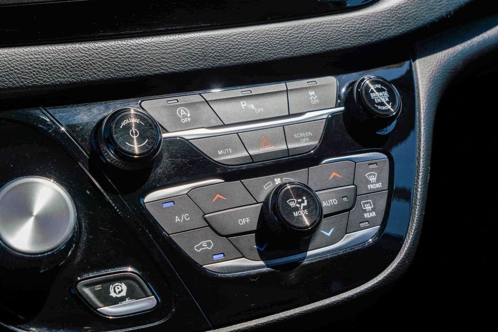 Thumbnail: 2019 Chrysler Pacifica - 25