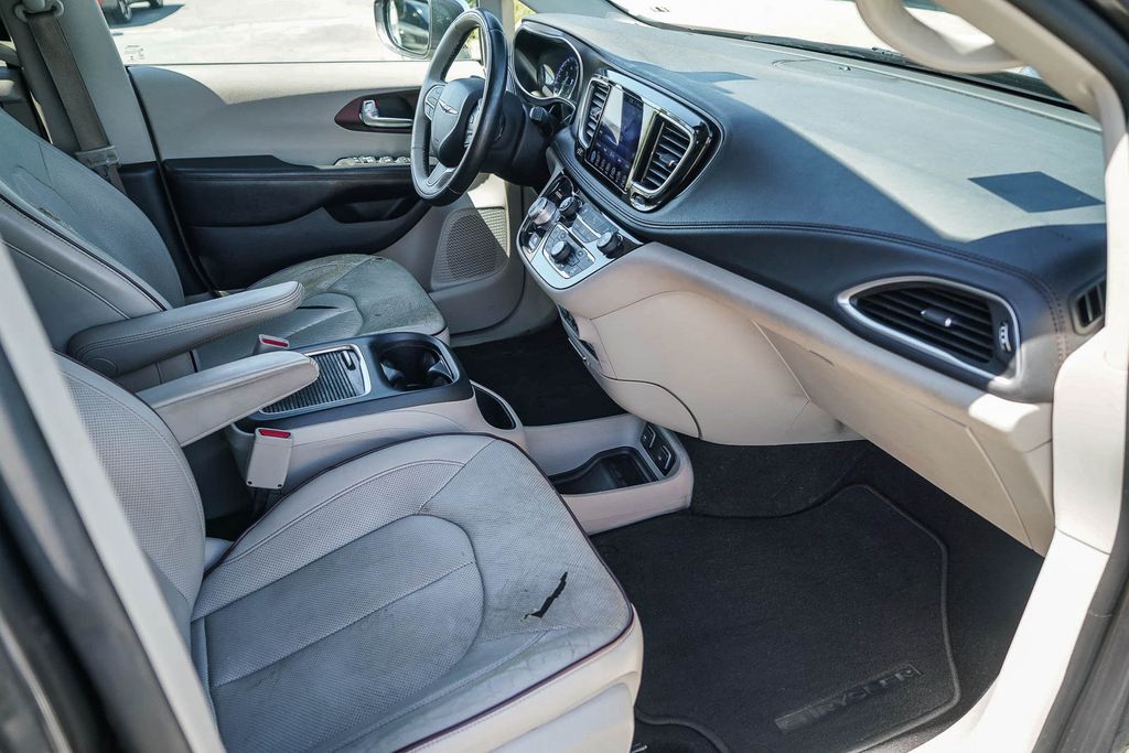 Thumbnail: 2017 Chrysler Pacifica - 9