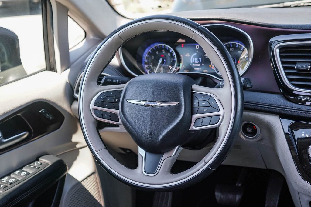 Thumbnail: 2017 Chrysler Pacifica - 8
