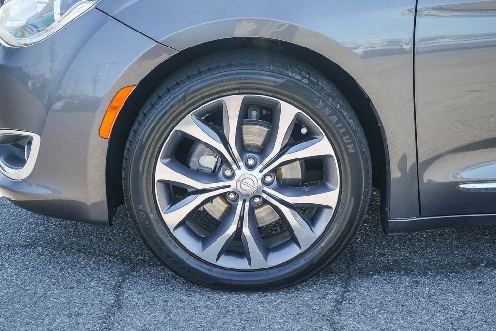 Thumbnail: 2017 Chrysler Pacifica - 6