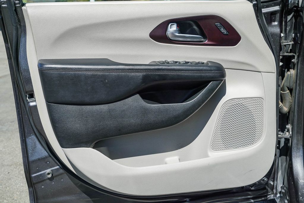 Thumbnail: 2017 Chrysler Pacifica - 24