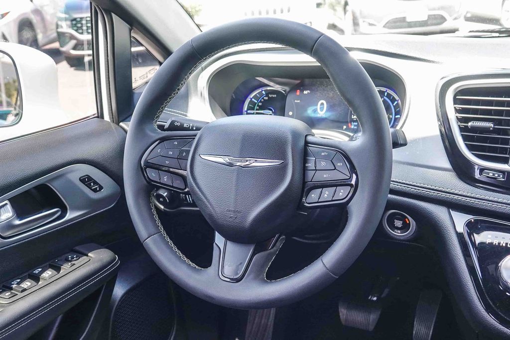 Thumbnail: 2022 Chrysler Pacifica - 9