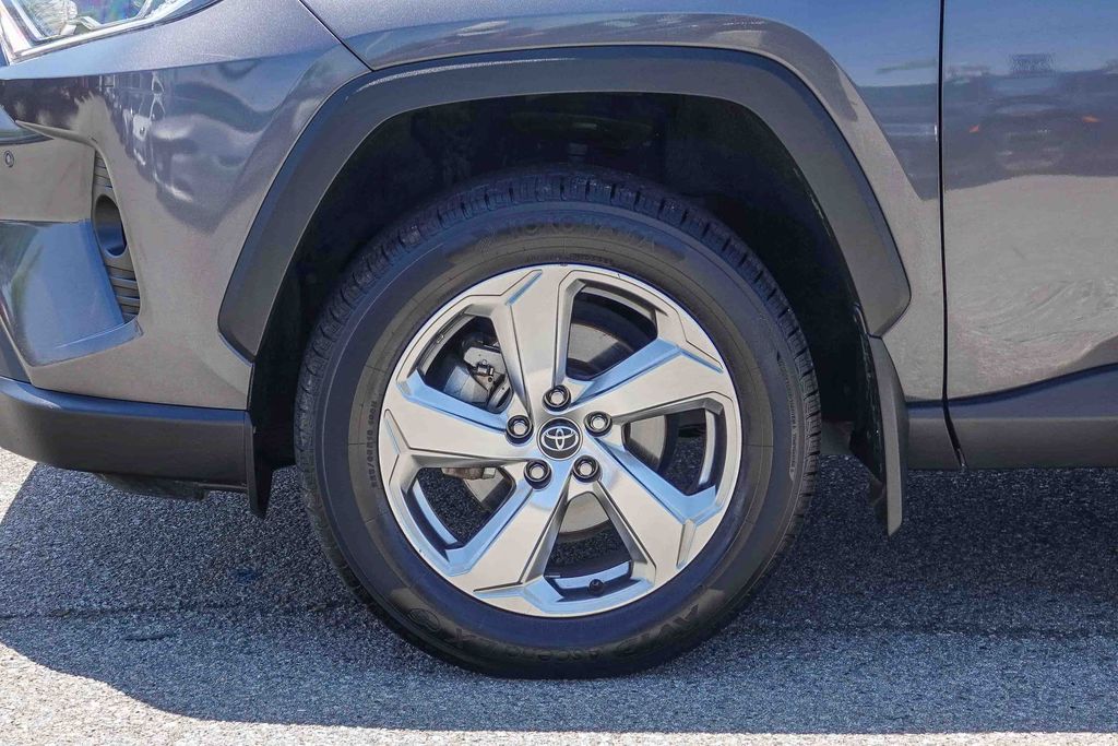 Thumbnail: 2020 Toyota RAV4 - 21