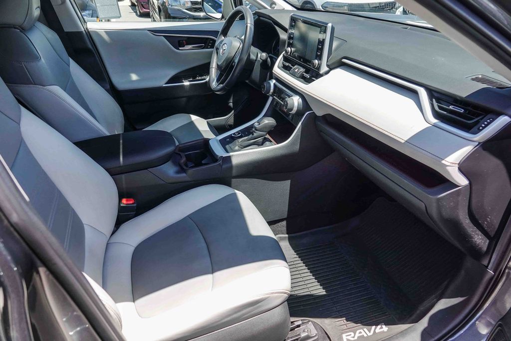 Thumbnail: 2020 Toyota RAV4 - 8