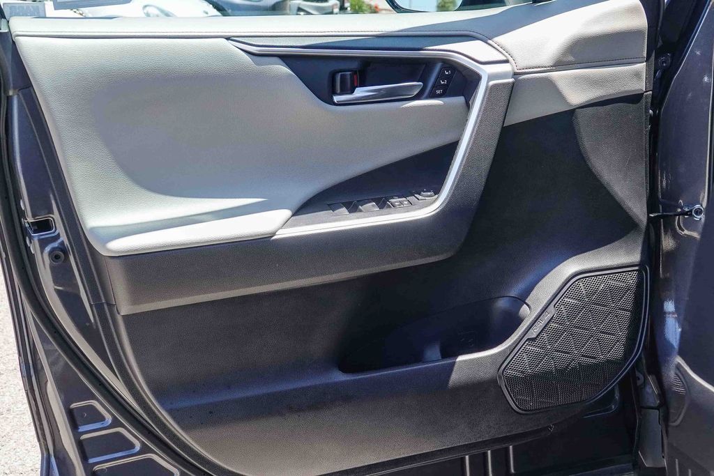 Thumbnail: 2020 Toyota RAV4 - 23