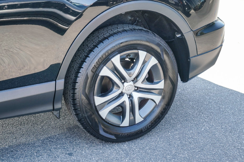 Thumbnail: 2018 Toyota RAV4 - 20