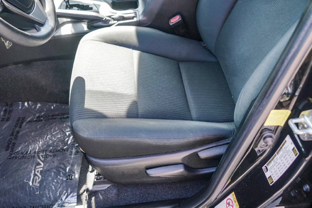 Thumbnail: 2018 Toyota RAV4 - 23
