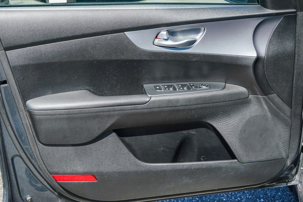 Thumbnail: 2023 Kia Forte - 23