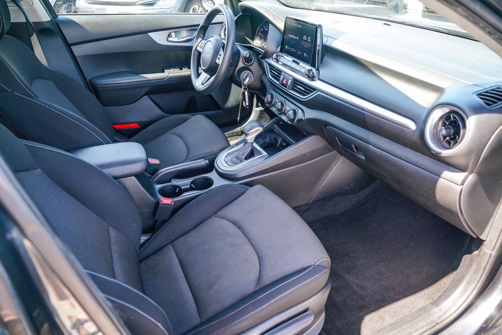 Thumbnail: 2023 Kia Forte - 9