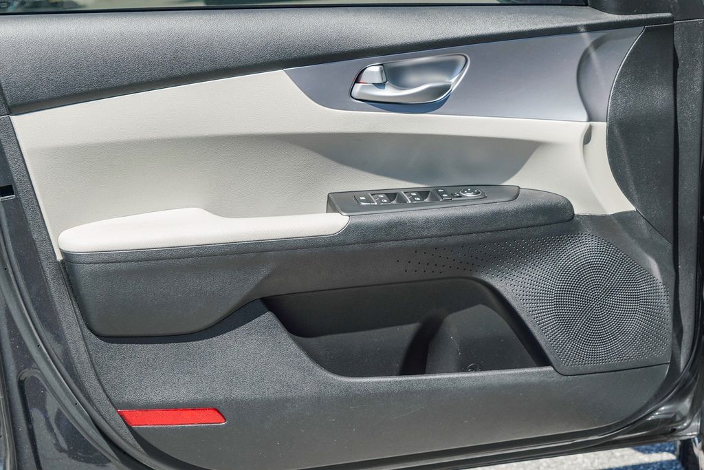 Thumbnail: 2023 Kia Forte - 21