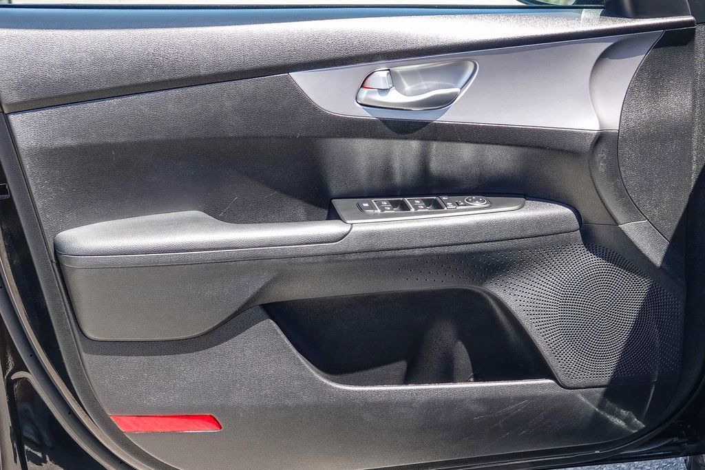Thumbnail: 2023 Kia Forte - 23