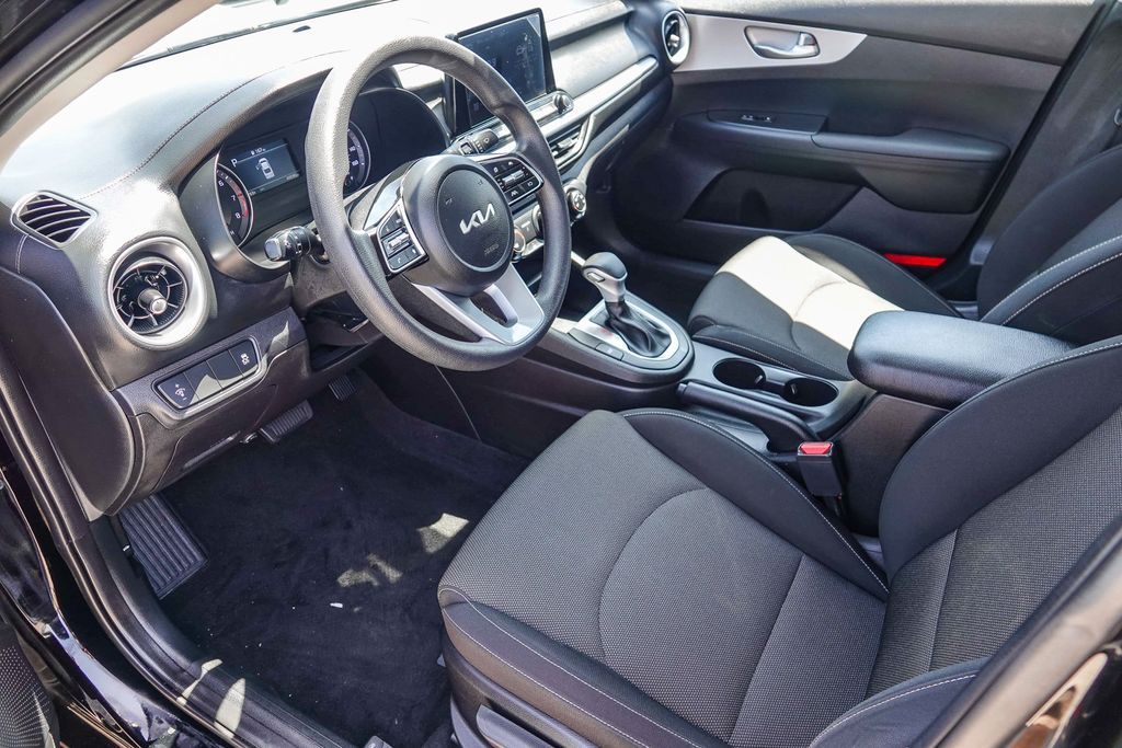 Thumbnail: 2023 Kia Forte - 10
