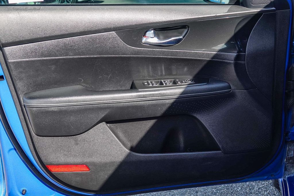 Thumbnail: 2023 Kia Forte - 24