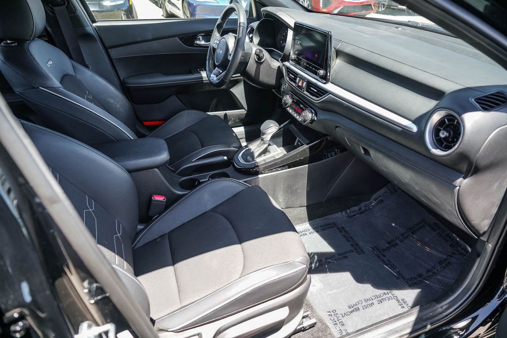 Thumbnail: 2023 Kia Forte - 9