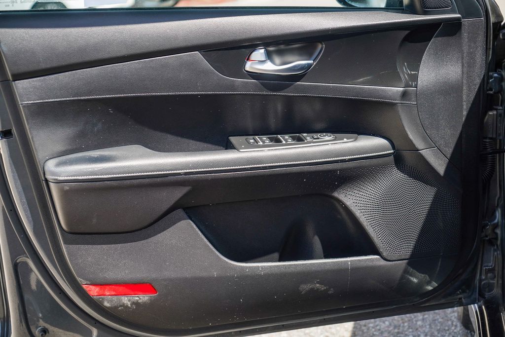 Thumbnail: 2023 Kia Forte - 25
