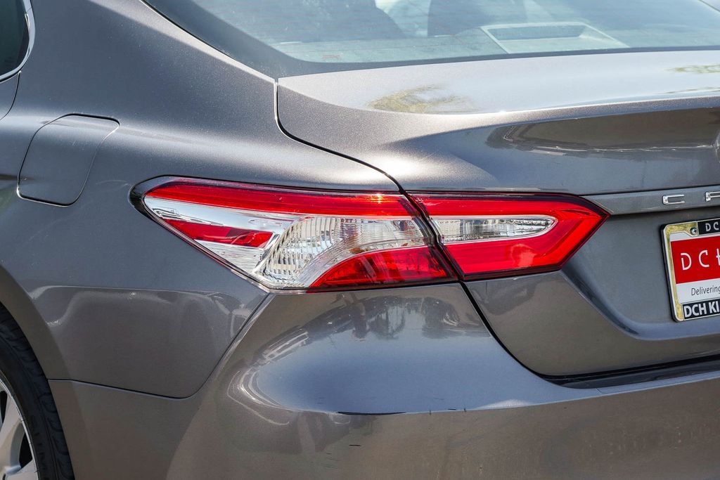 Thumbnail: 2018 Toyota Camry - 18