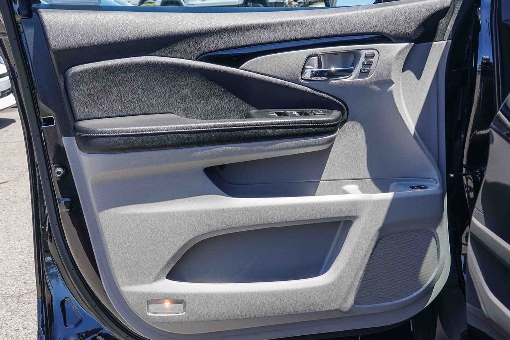 Thumbnail: 2018 Honda Pilot - 24