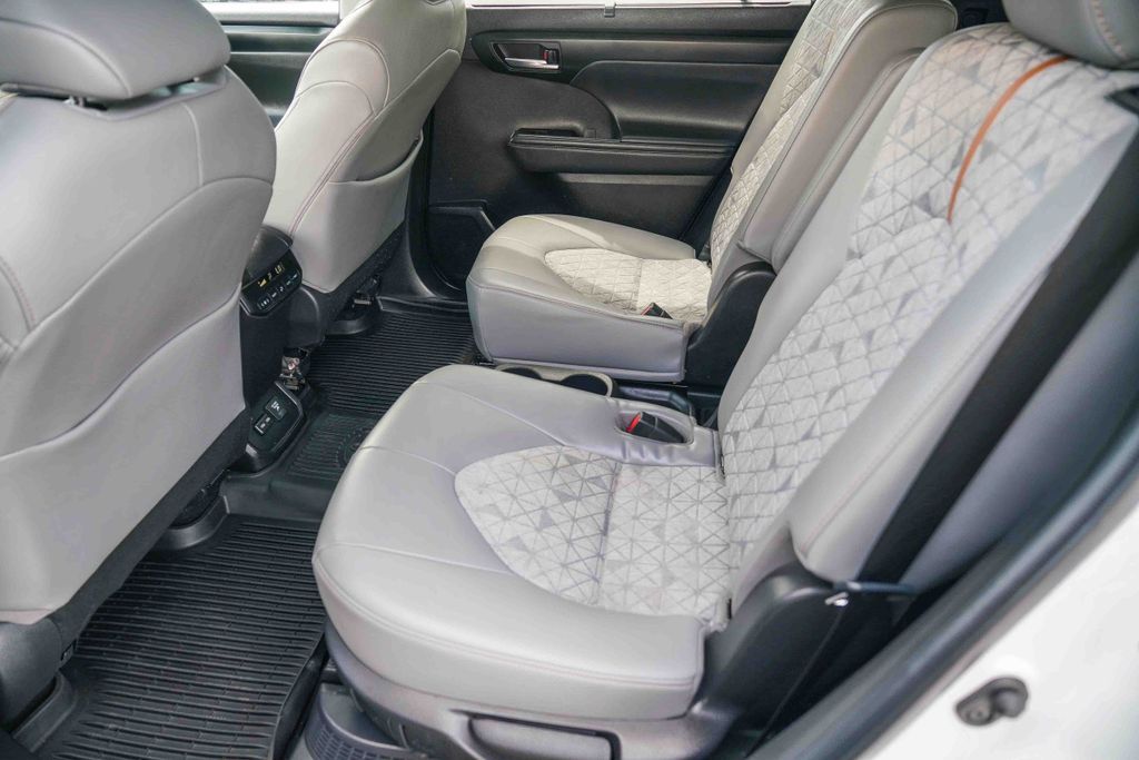 Thumbnail: 2022 Toyota Highlander - 11