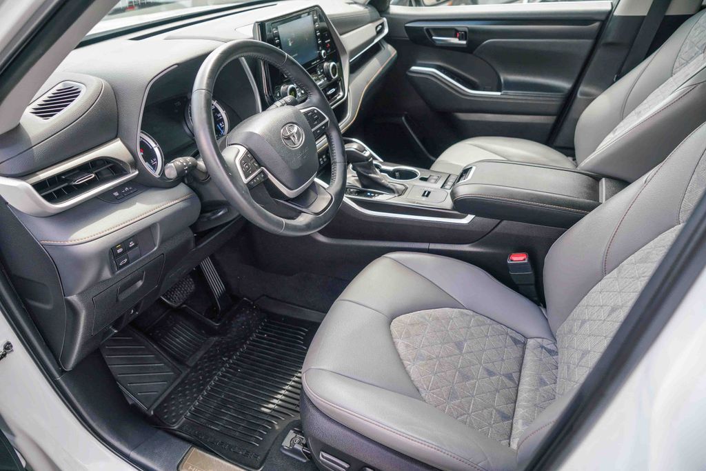 Thumbnail: 2022 Toyota Highlander - 10