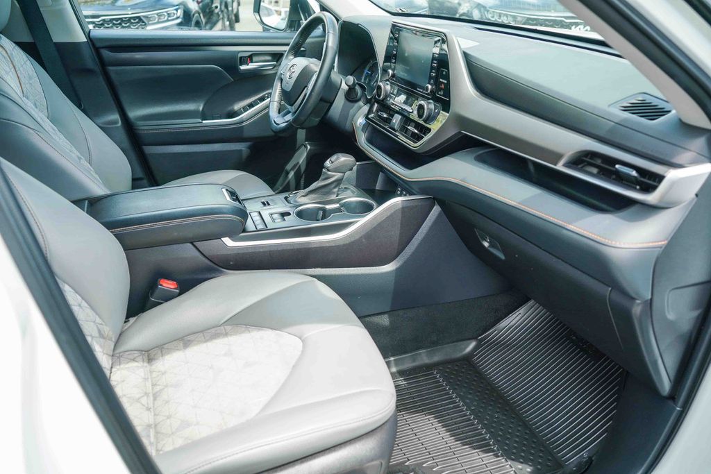 Thumbnail: 2022 Toyota Highlander - 9
