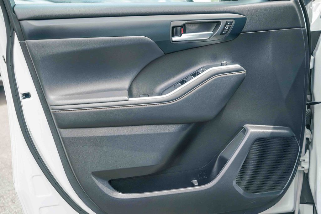 Thumbnail: 2022 Toyota Highlander - 23