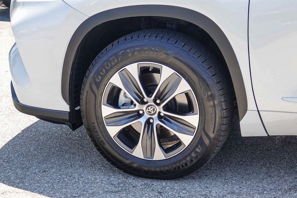 Thumbnail: 2022 Toyota Highlander - 5