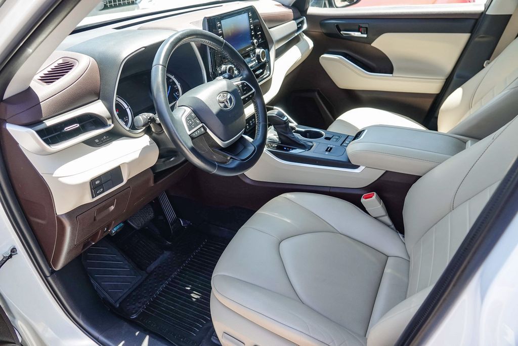 Thumbnail: 2022 Toyota Highlander - 9