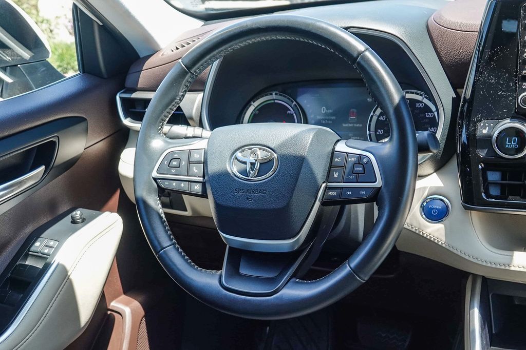 Thumbnail: 2022 Toyota Highlander - 7