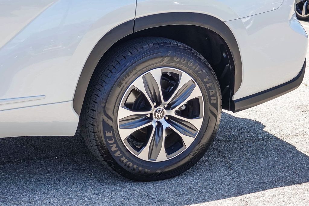 Thumbnail: 2022 Toyota Highlander - 22