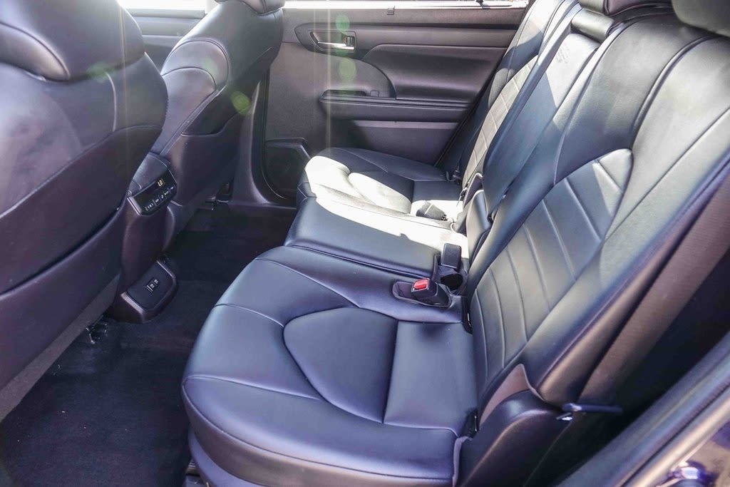Thumbnail: 2021 Toyota Highlander - 10