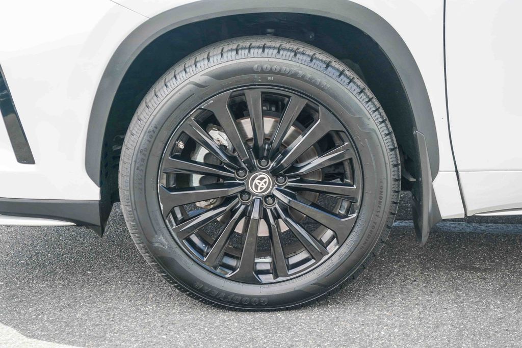 Thumbnail: 2023 Toyota Highlander - 6